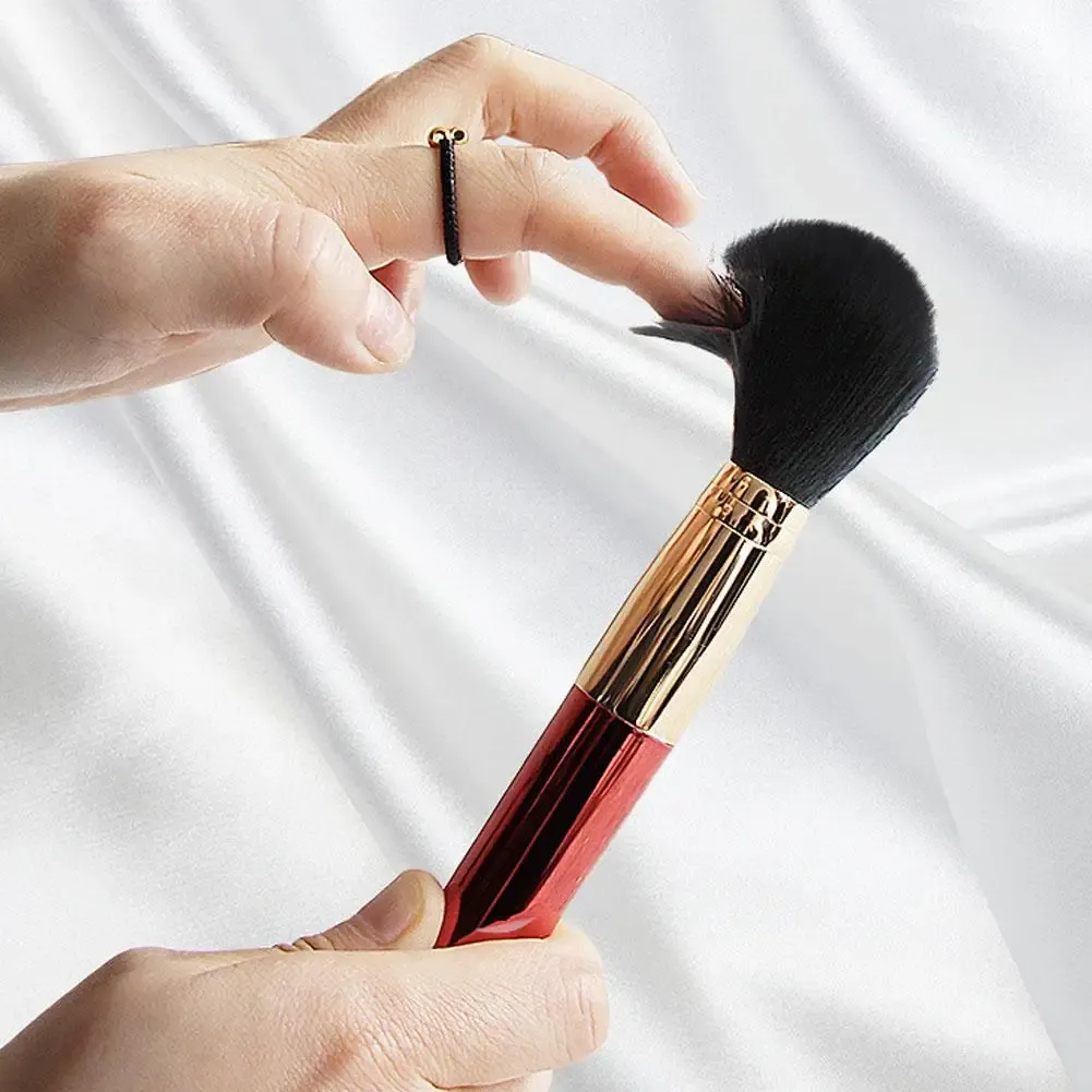 Brosse de maquillage électrique douce pour un estompage impeccable, contouring, highlighting et finition aérographe 3