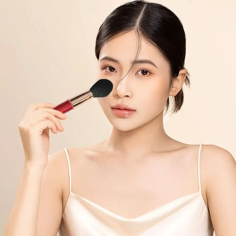 Maquillage des yeux avec la brosse électrique
