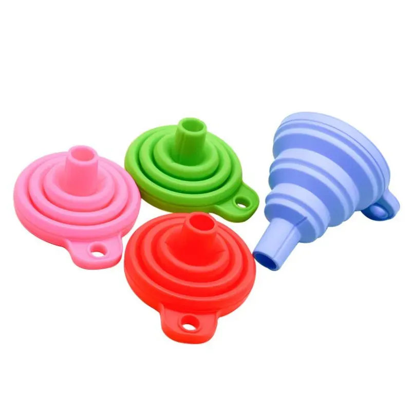Entonnoir pliable en silicone en utilisation