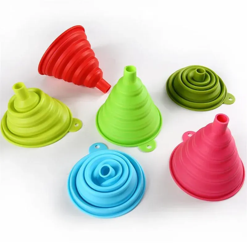 Entonnoir pliable en silicone, mise en situation