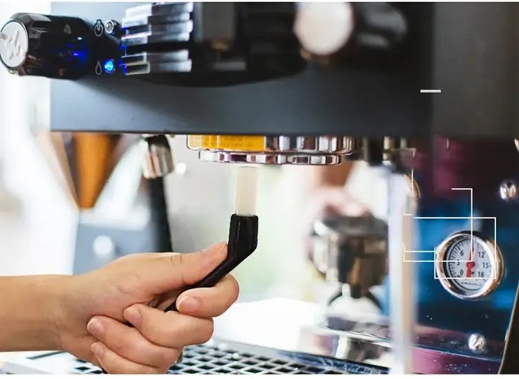 Brosse de nettoyage électrique pour machine à expresso