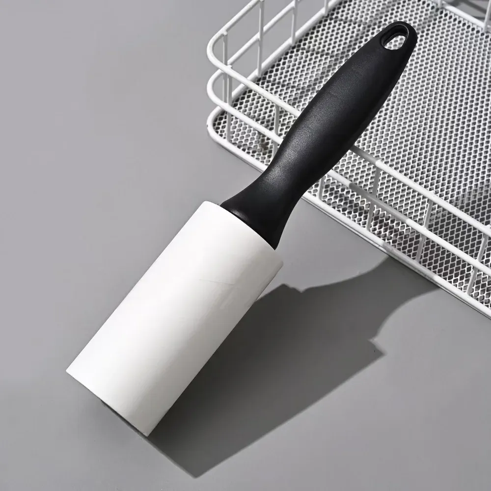 Nettoyage d'un canapé avec le rouleau à peluches