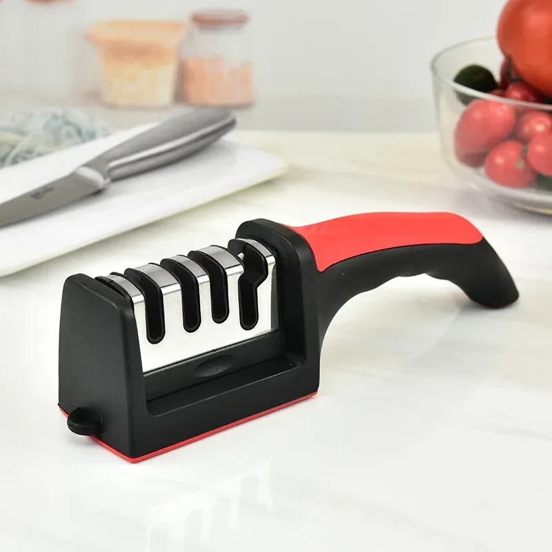 Aiguiseur de couteaux en utilisation