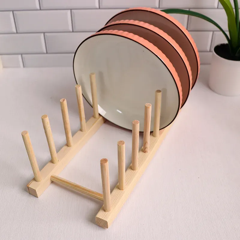 Étagère de rangement en bois pour assiettes de cuisine, ambiance cuisine