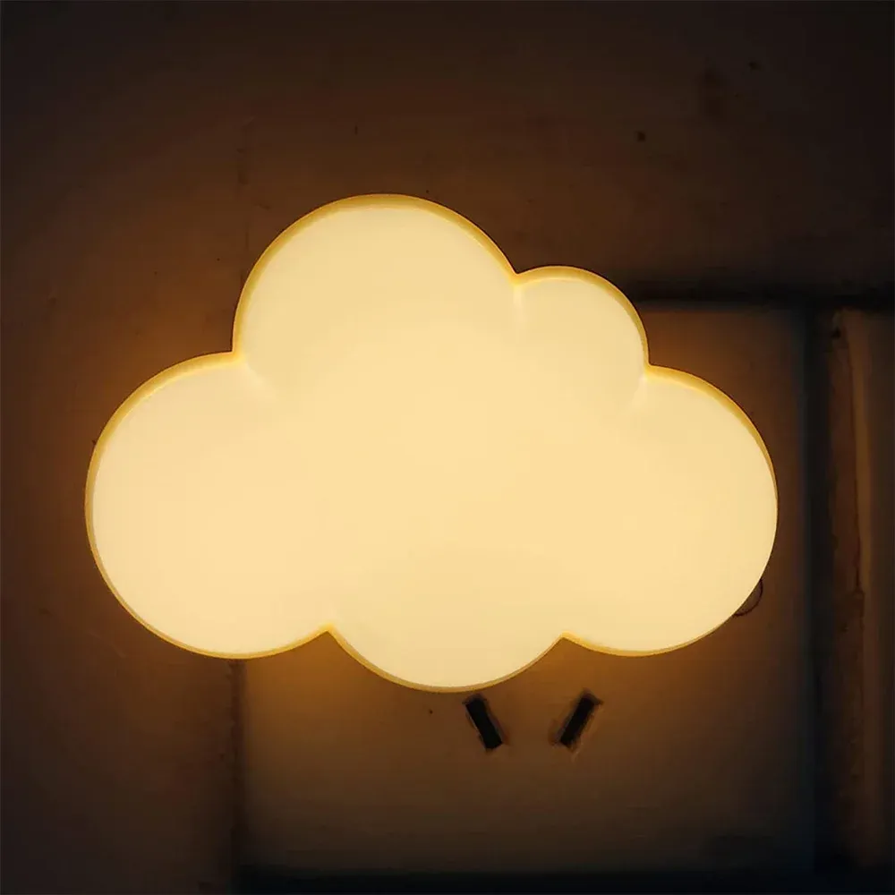 Veilleuse nuage LED dans une chambre d'enfant
