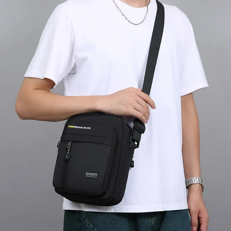 Sac à bandoulière homme, en usage quotidien