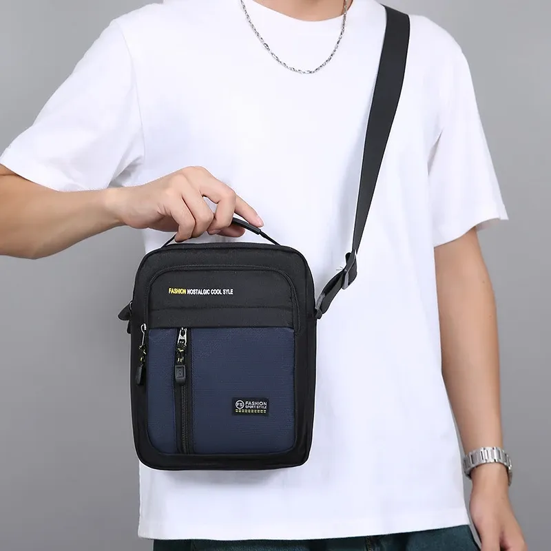 Sac à bandoulière homme, en déplacement