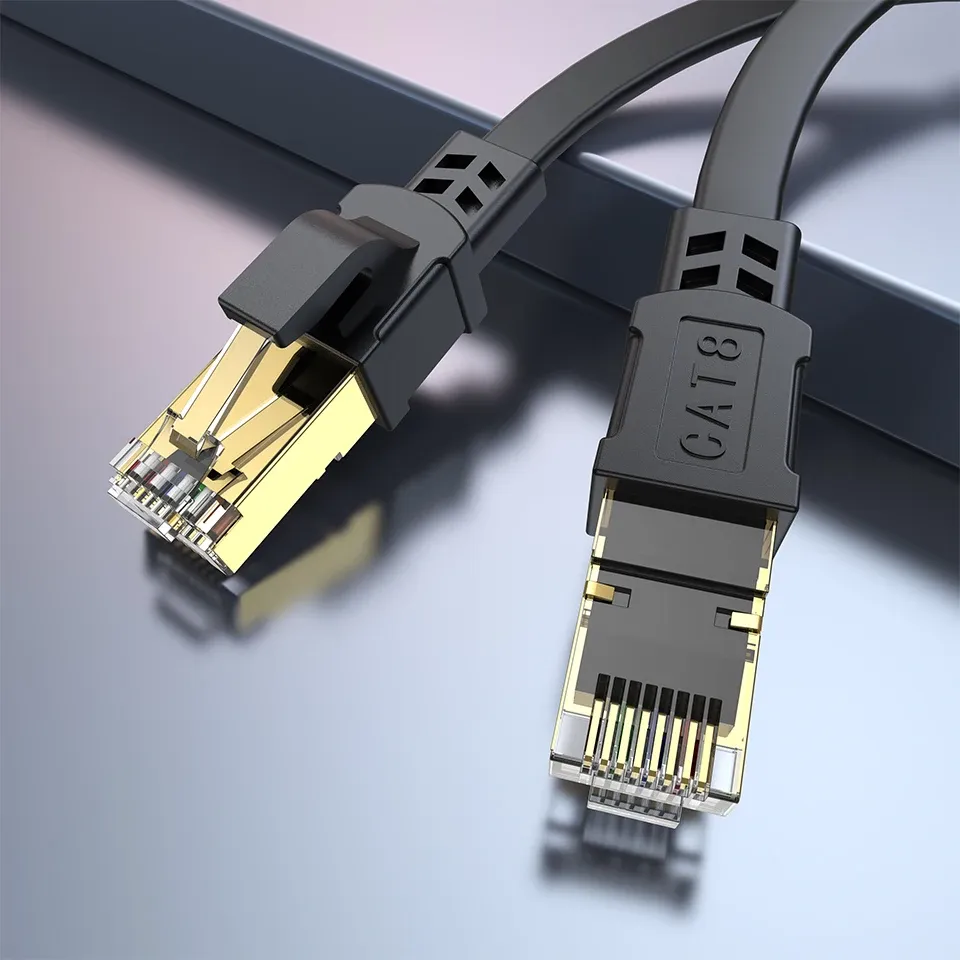 Câble Ethernet plat CAT 8 dans un bureau