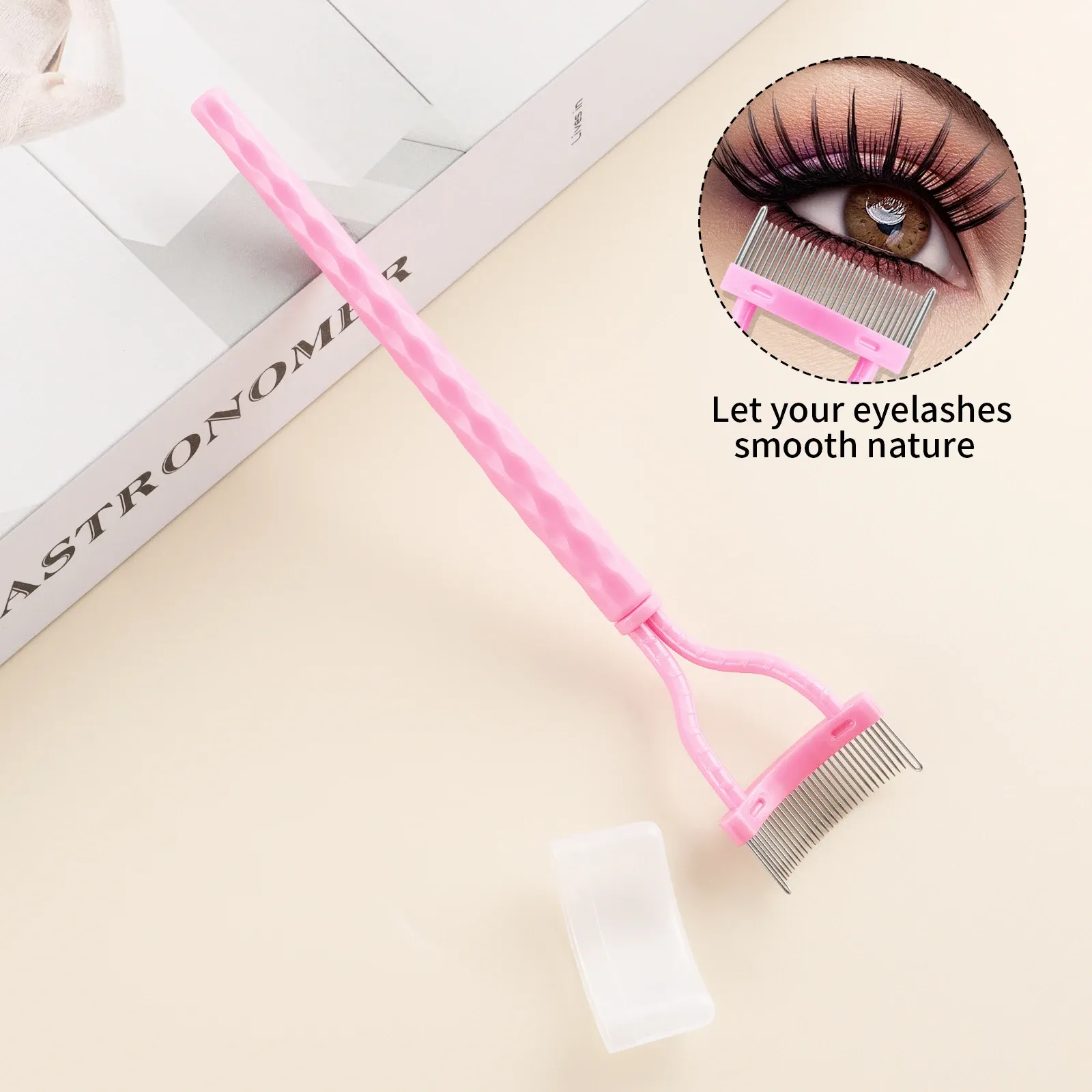 Peigne à cils au design incurvé, en situation
