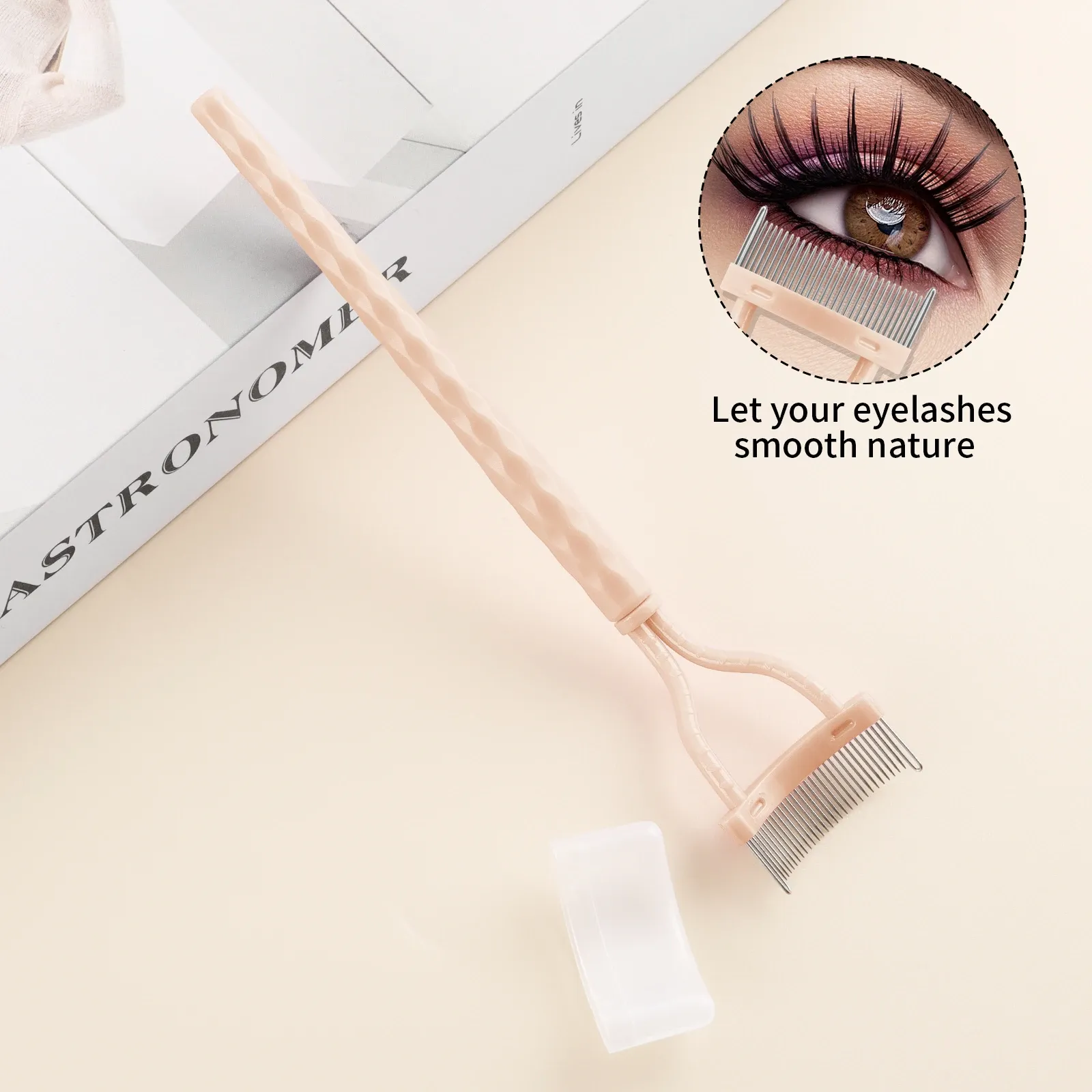 Peigne à cils au design incurvé, lifestyle
