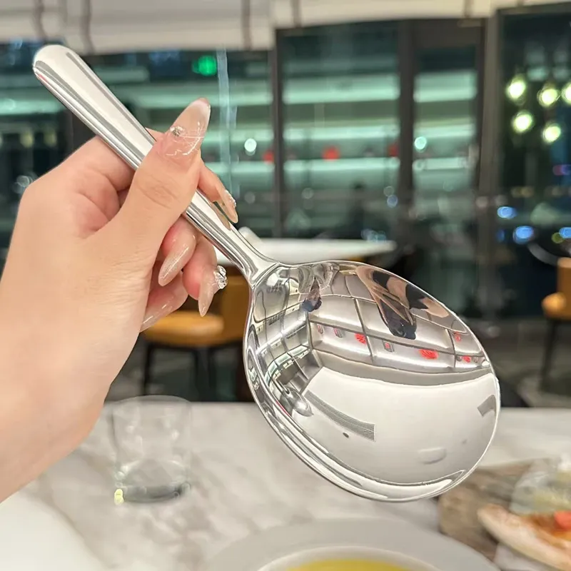 Cuillère de service en acier inoxydable, en situation de service