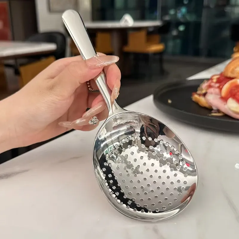 Cuillère de service en acier inoxydable, ambiance cuisine professionnelle