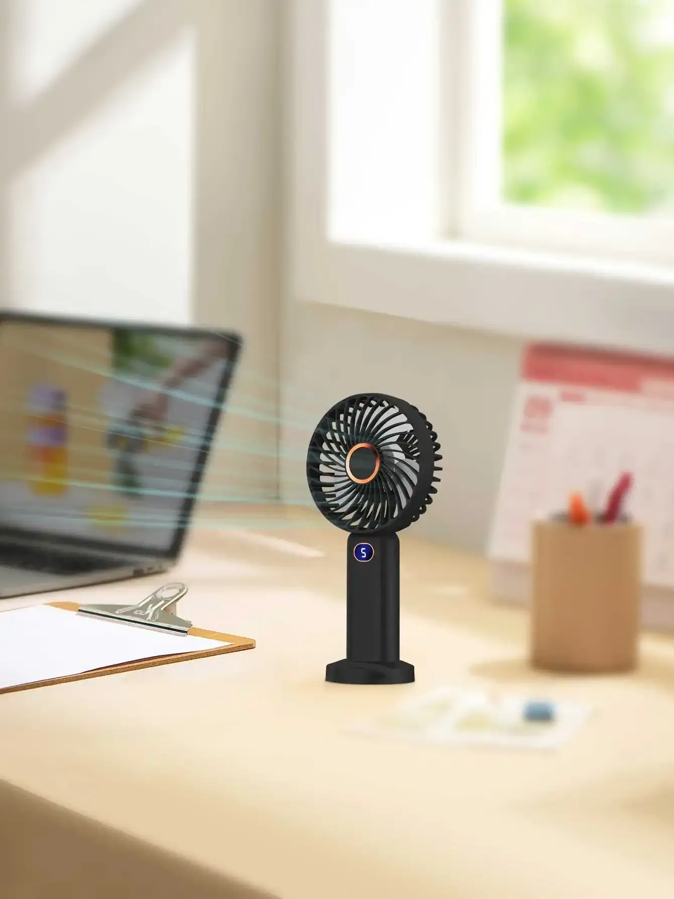 Ventilateur portatif USB rechargeable à affichage numérique, 5 vitesses, idéal pour les voyages, le bureau et la maison 4