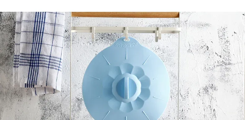 Couvre-plat universel en silicone, mise en situation
