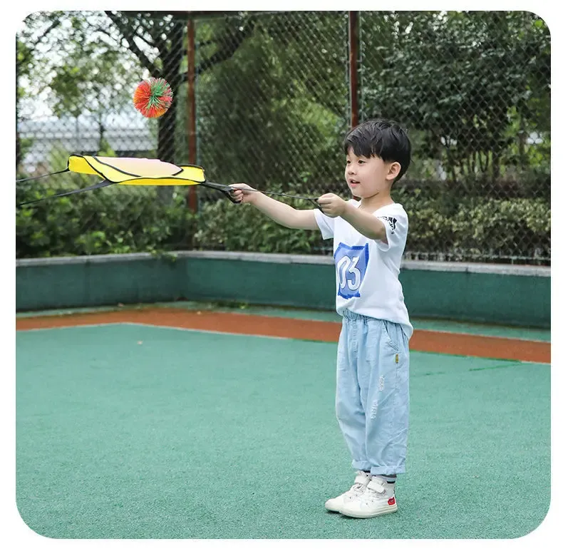Enfant jouant avec le jeu de balle interactif
