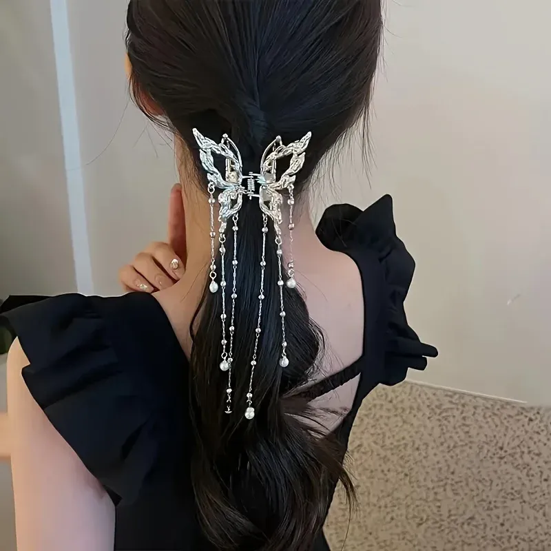 Pince papillon portée dans une coiffure