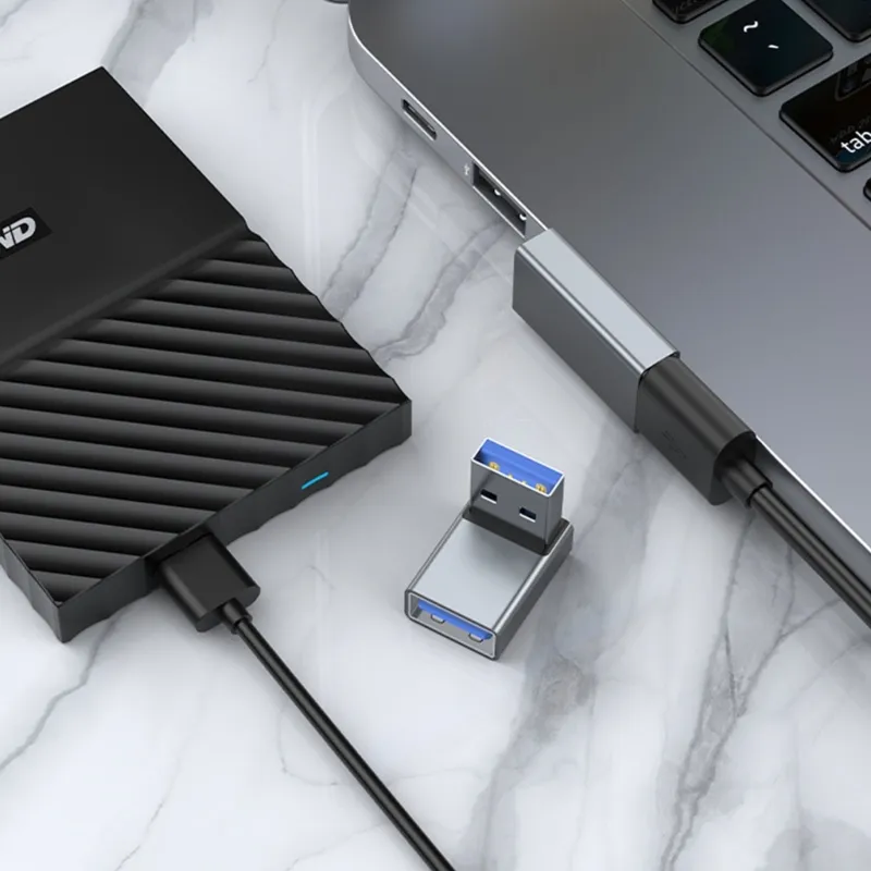 Gros plan sur la connexion de l'adaptateur USB