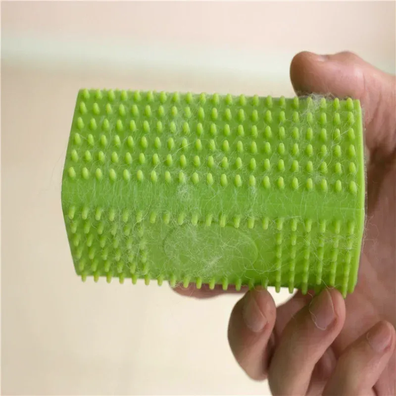 Brosse en silicone creux en situation d'utilisation