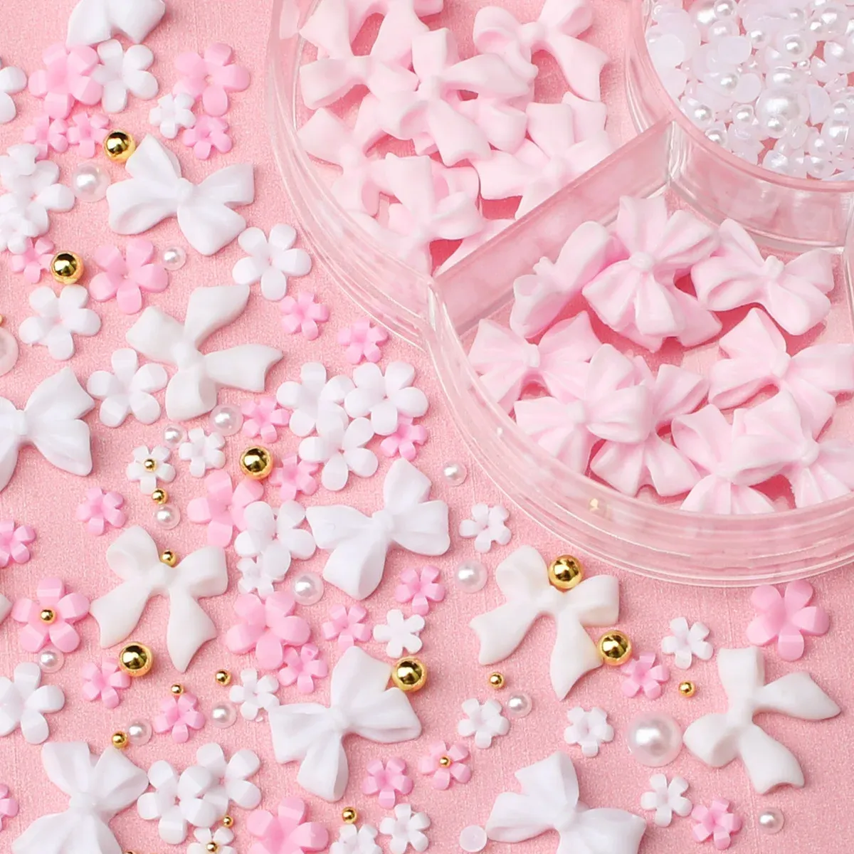 Mélange de perles dorées et pâles