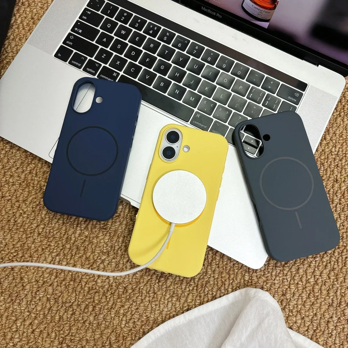 Coque fluorescente sous différents éclairages