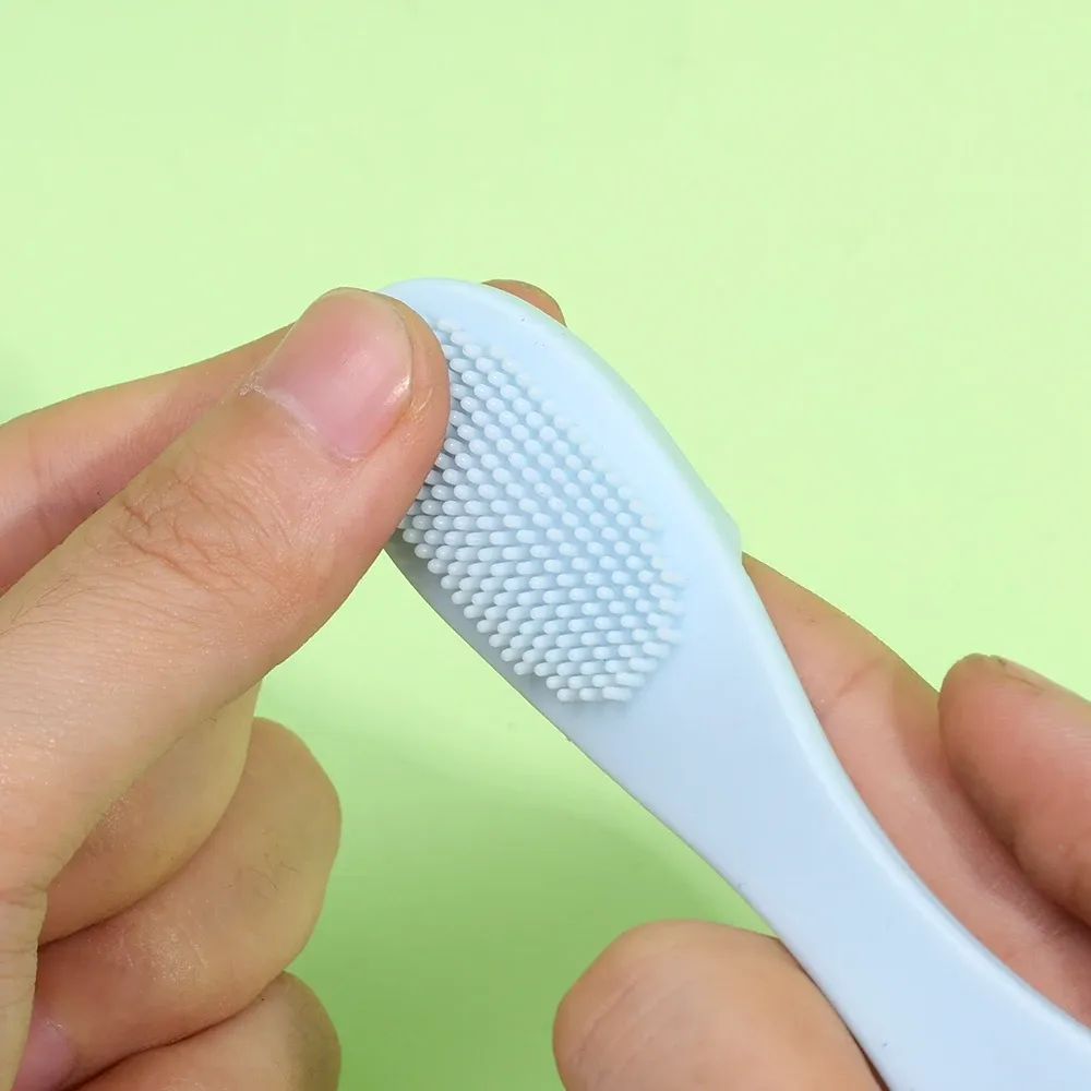 Brosse nasale en silicone, finition