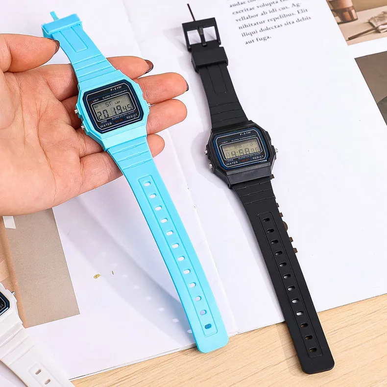 Montre numérique LED, coloris disponibles