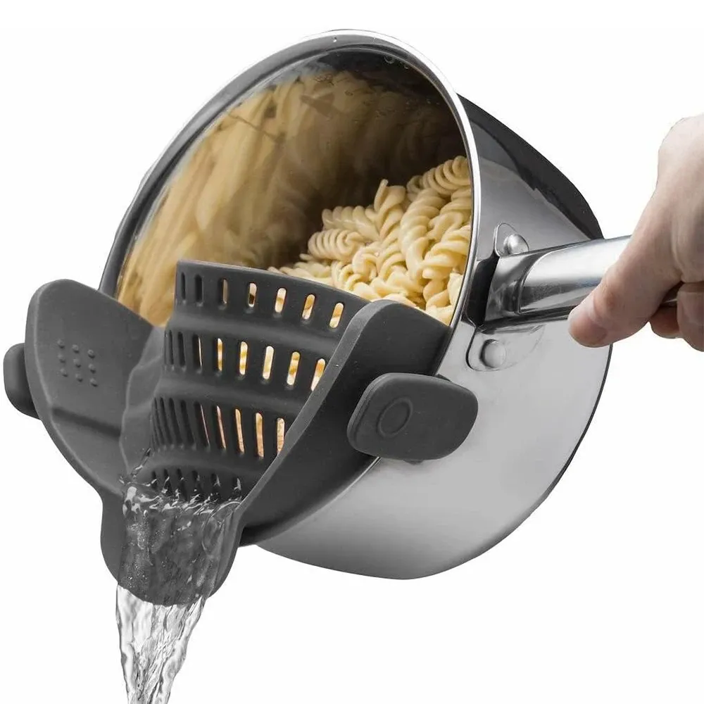 Passoire à clipser fixée sur une casserole
