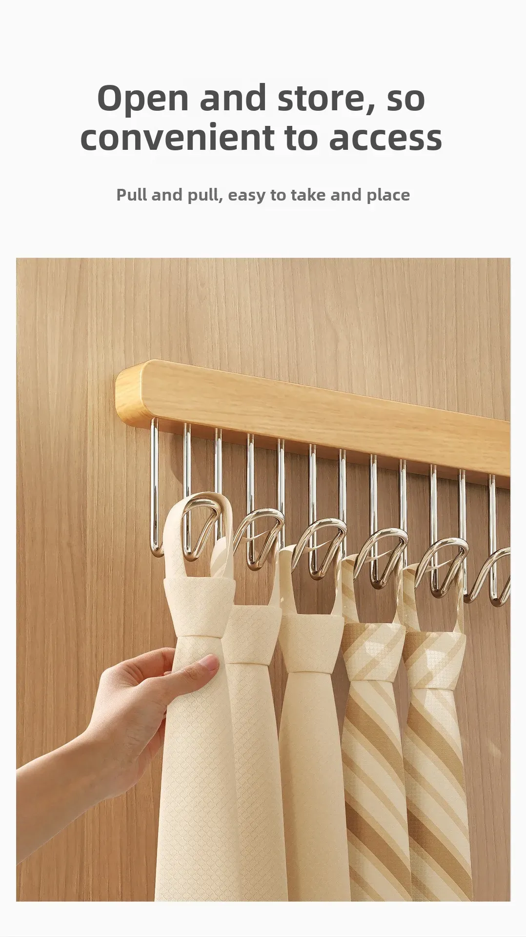 Porte-vêtements en bois avec vêtements suspendus