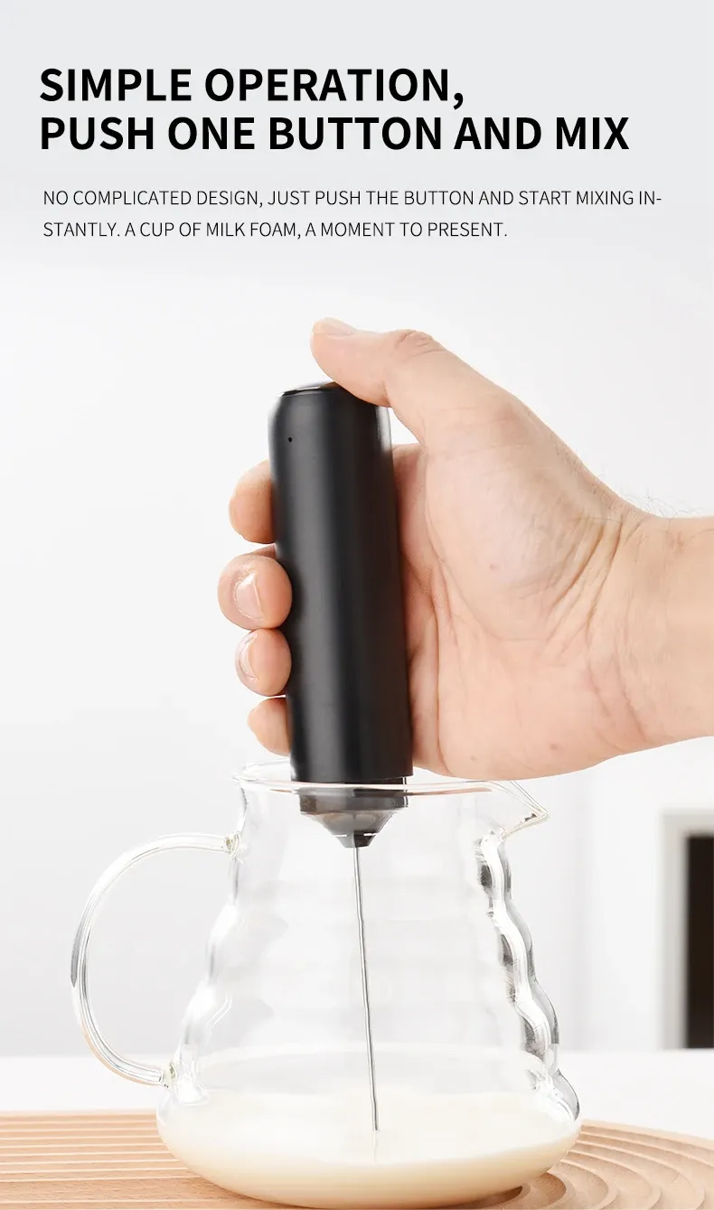Mousseur à lait utilisé dans une cuisine moderne