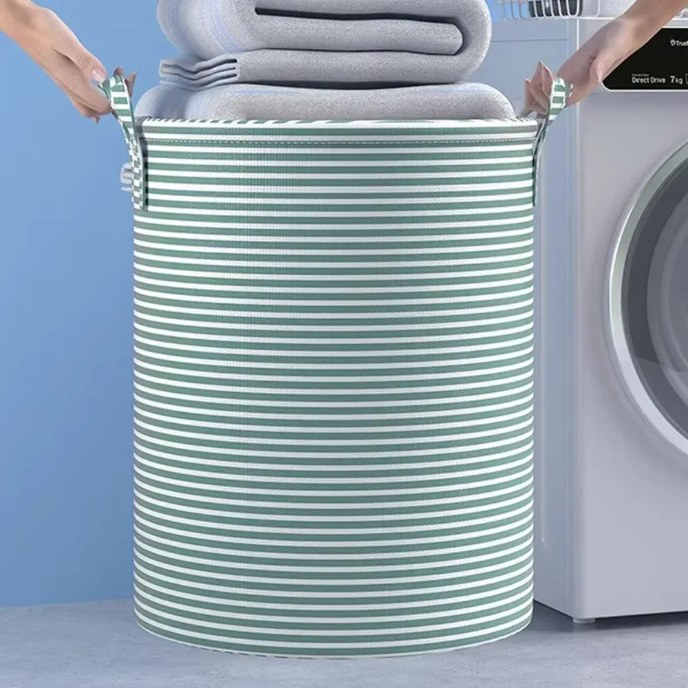 Panier à linge posé dans une chambre épurée