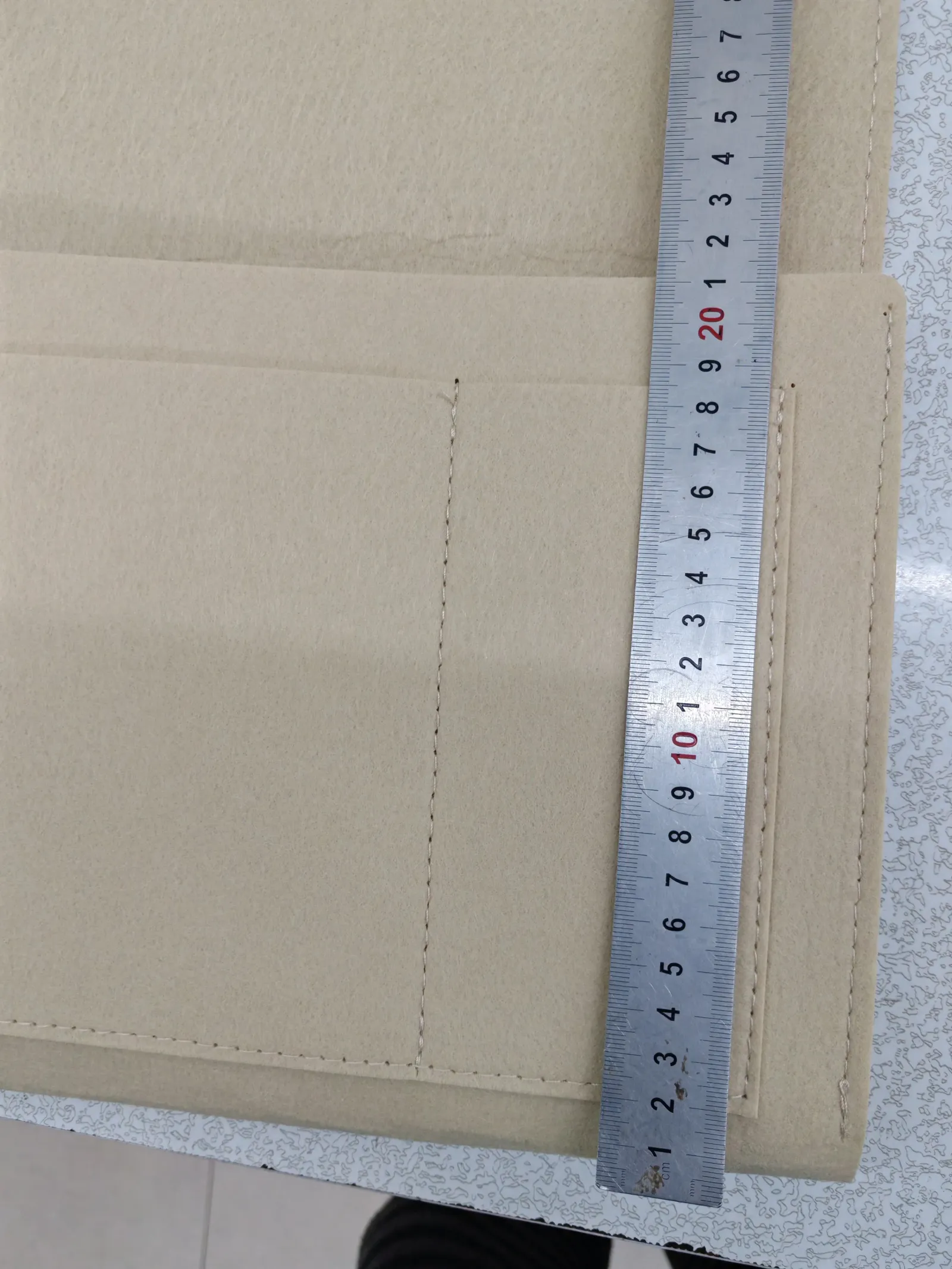 Boîte de rangement suspendue en feutre, finition soignée