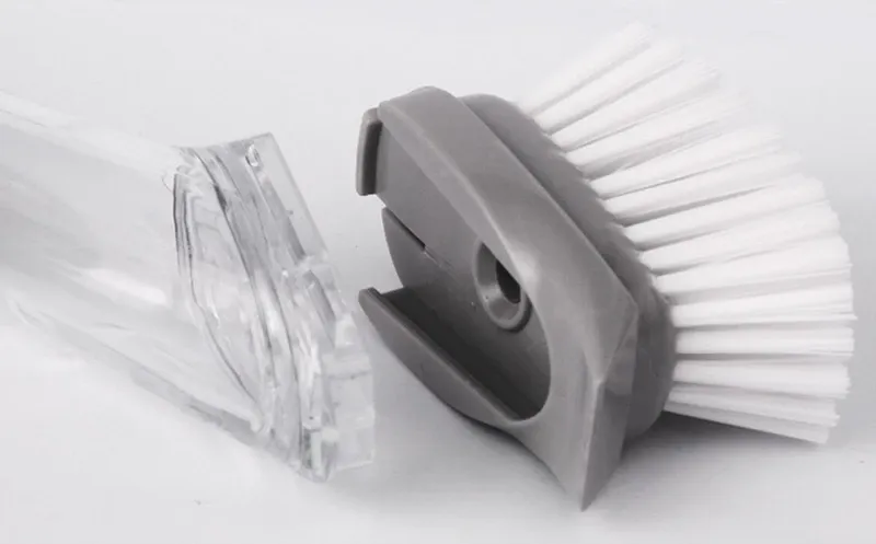 Utilisation de la brosse sur une casserole