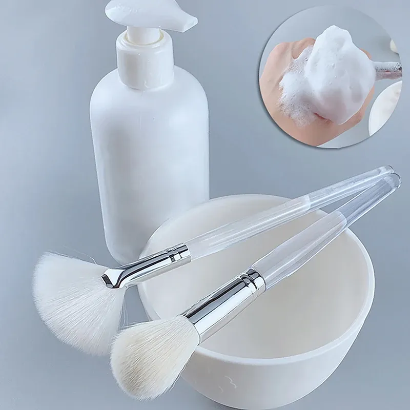 Brosse nettoyante pour le visage en utilisation