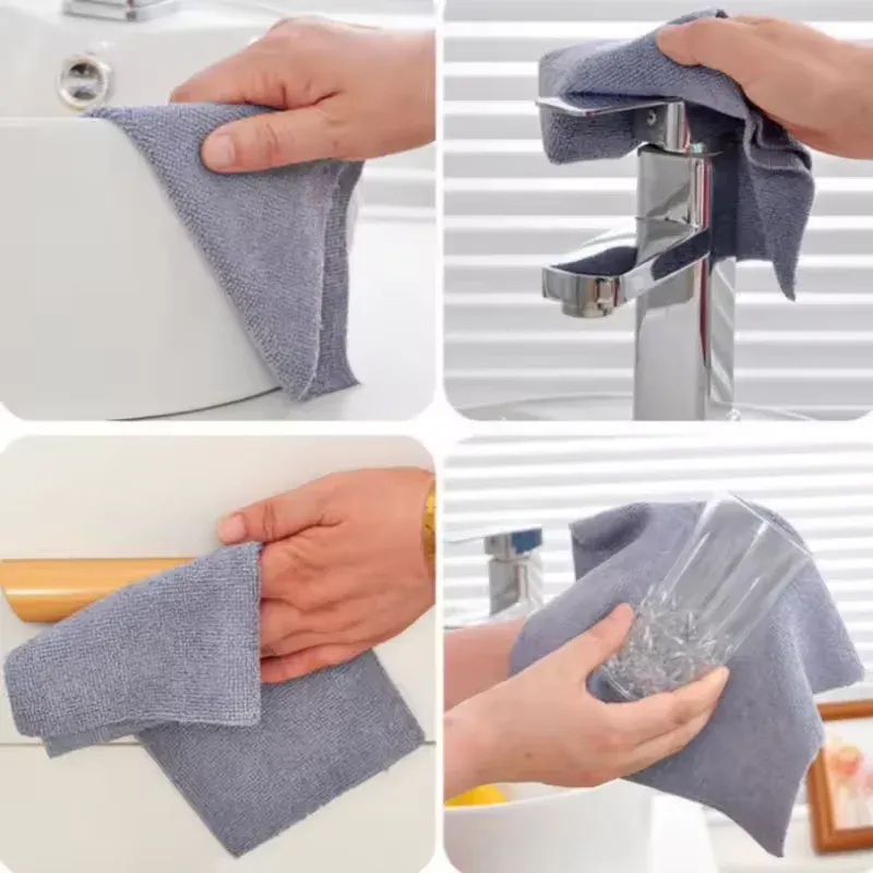 Lingettes microfibre pliées sur un plan de travail