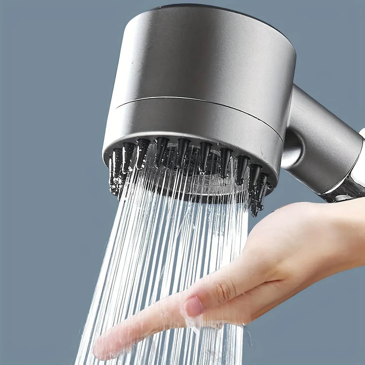Pomme de douche ionique dans une salle de bain moderne