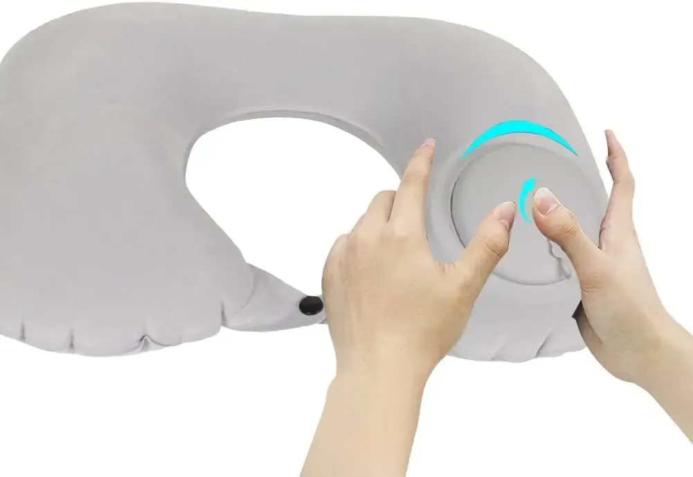 Oreiller de voyage gonflable en situation d'utilisation dans un avion