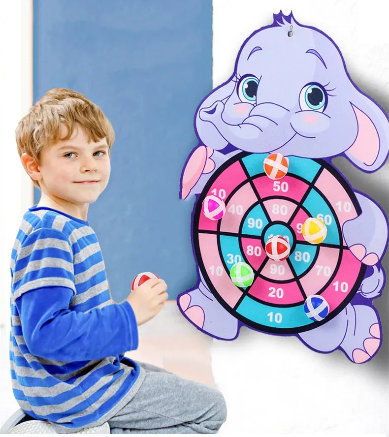 Enfant jouant avec le jeu Montessori