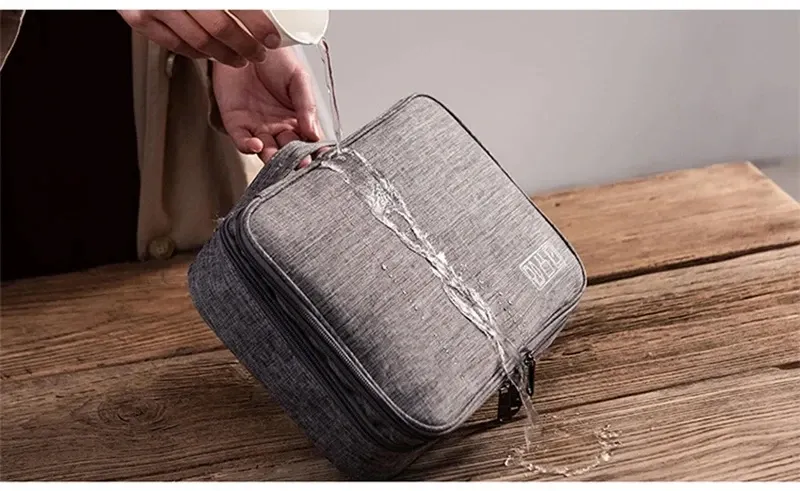 Pochette avec accessoires électroniques