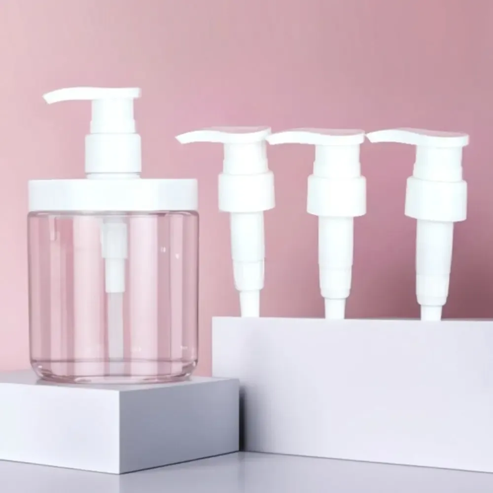 Distributeur de savon installé dans une salle de bain