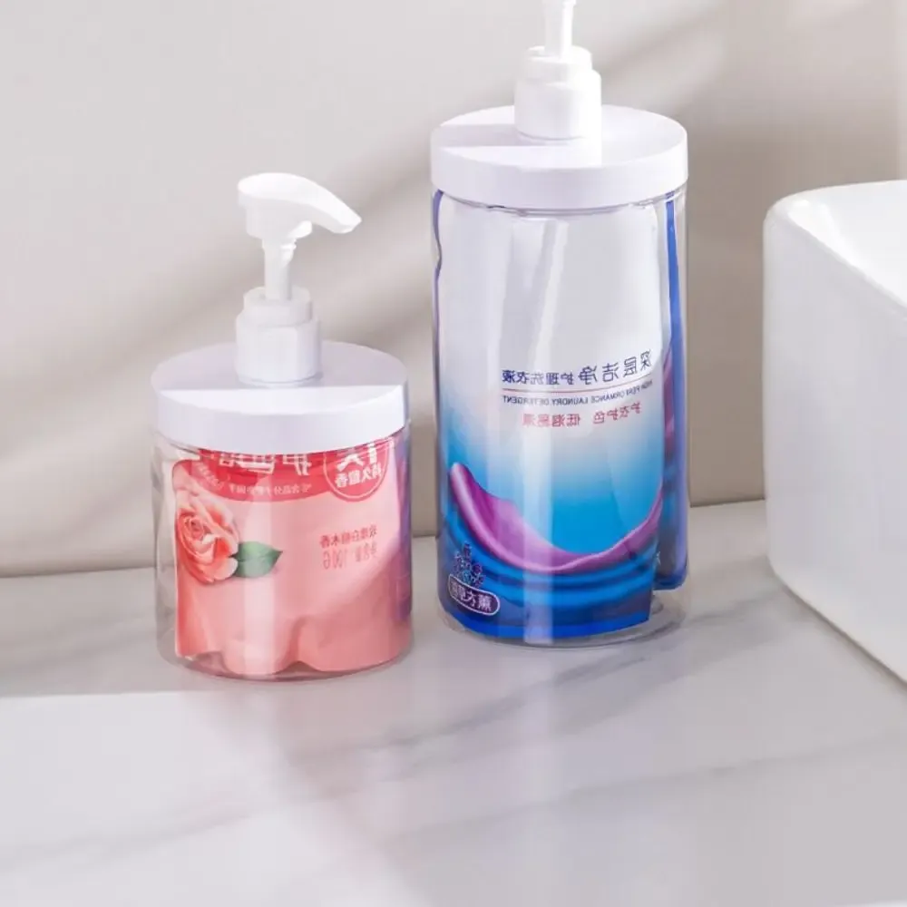 Distributeur à pompe rempli de savon liquide