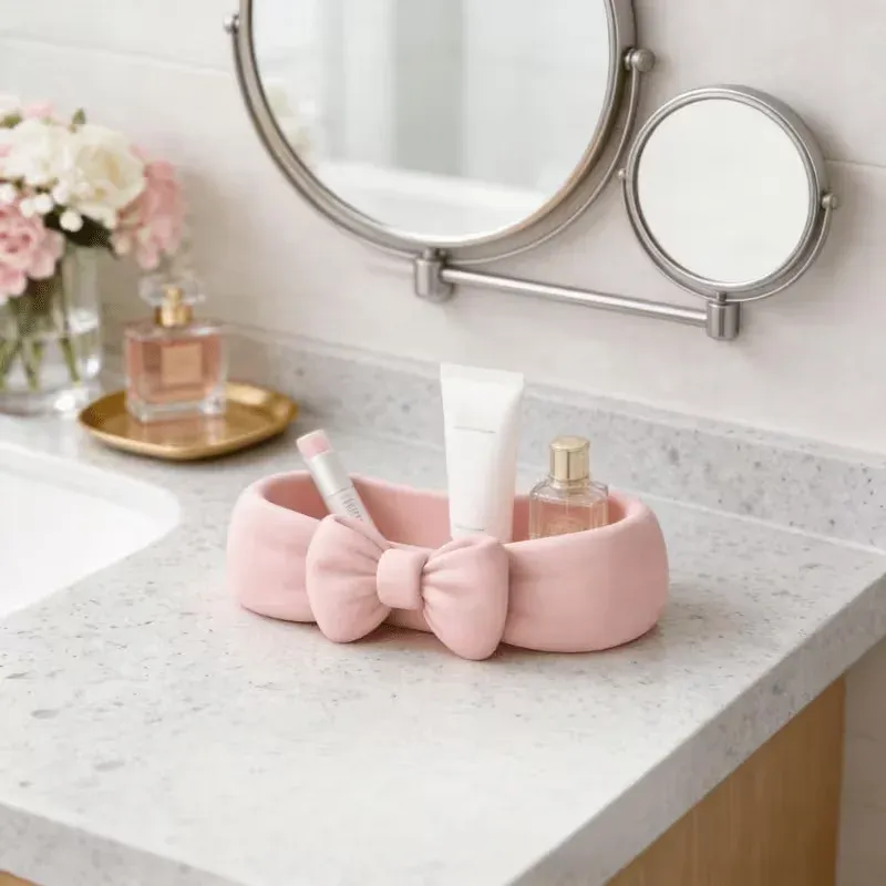 Organisateur de bureau avec nœud rose, plateau de maquillage et rangement pour brosses à dents et produits de soin 6