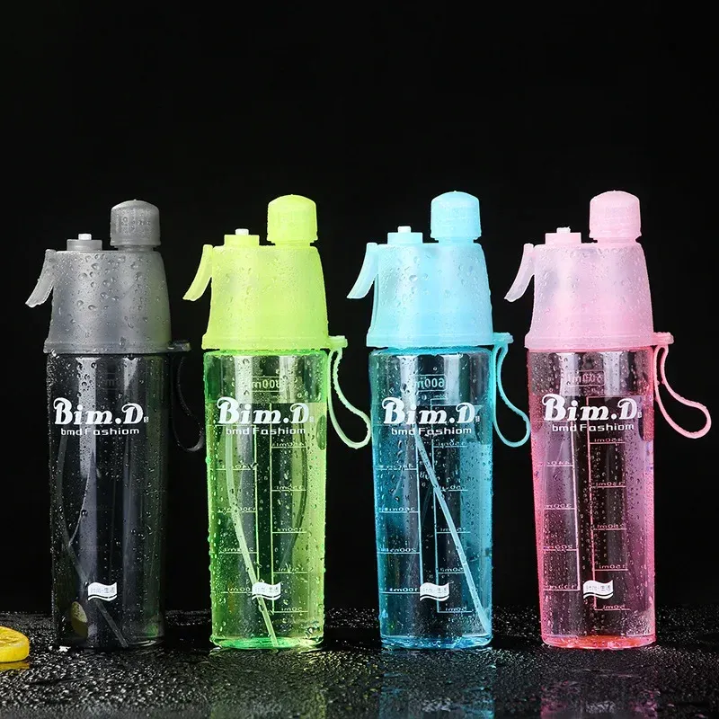 Bouteille d'eau portable avec paille, vue d'ensemble