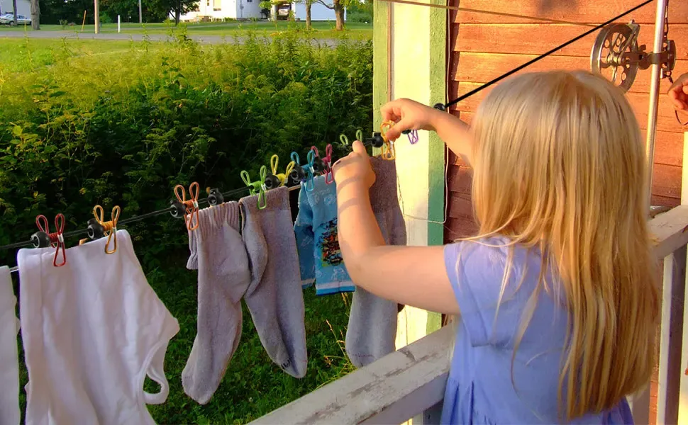 Corde à linge rétractable dans un espace intérieur