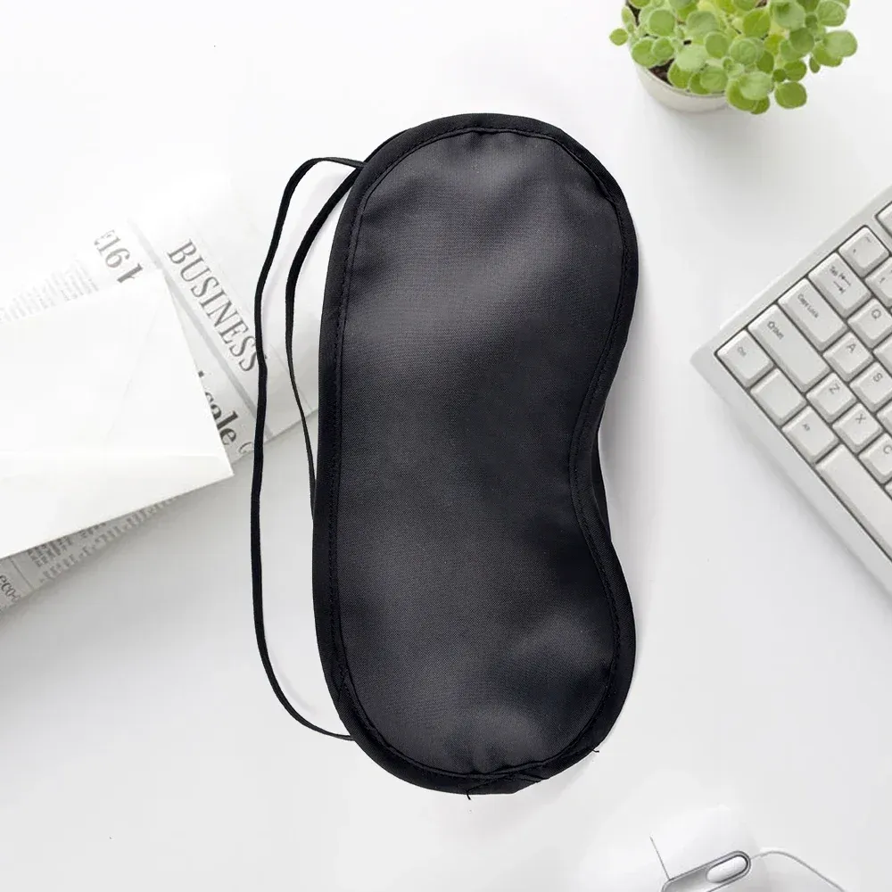 Masque pour les yeux noir en situation de voyage
