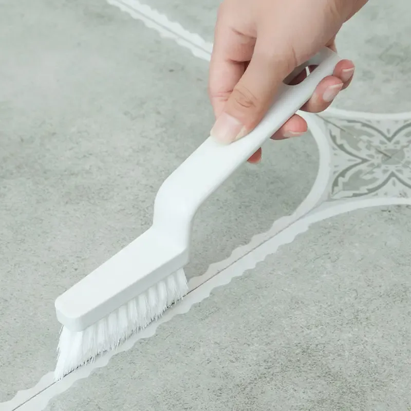 Brosse utilisée sur un joint de carrelage