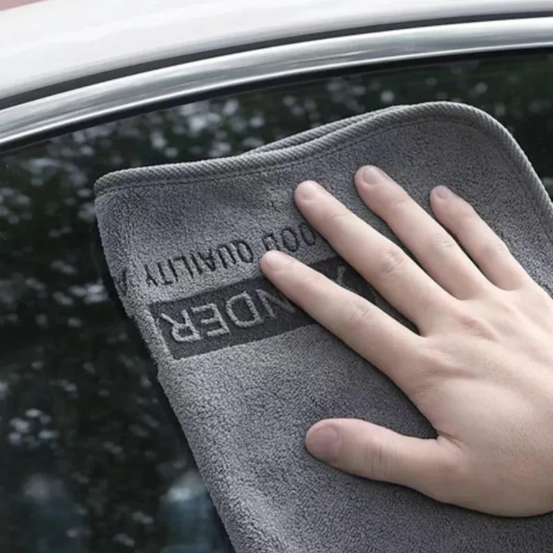 Serviette de nettoyage automobile, détail des bords cousus
