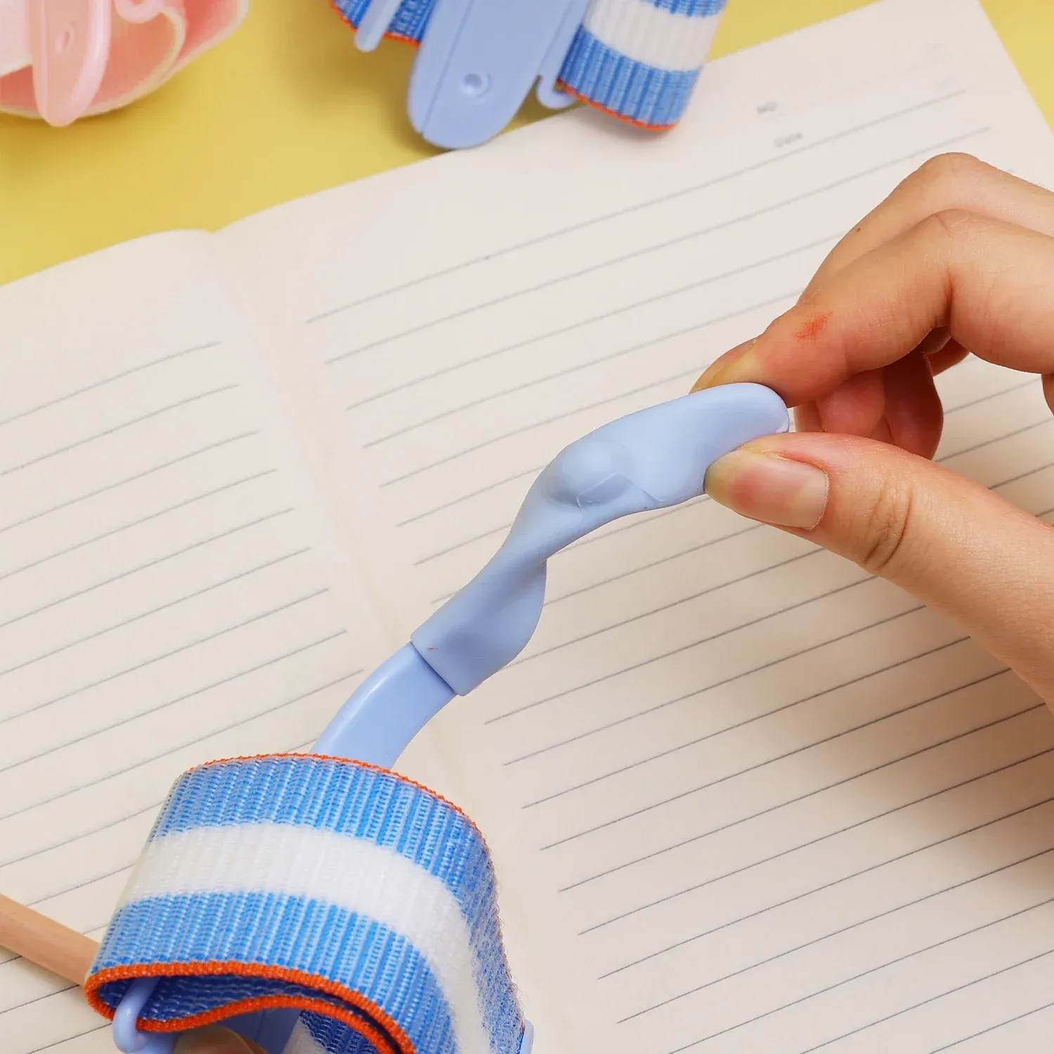 Correcteur de poignet et de posture pour enfants : aide à la tenue du stylo pour écoliers débutants 6