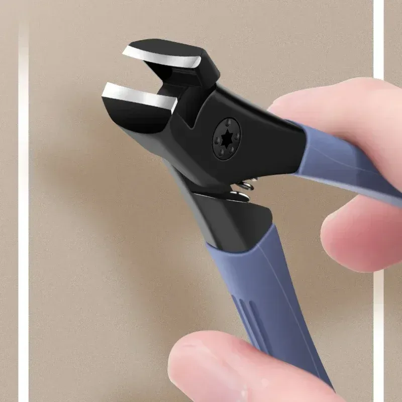 Coupe-ongles en situation d'utilisation à domicile