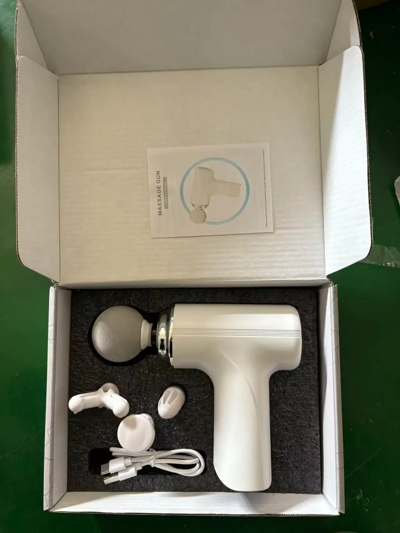 Pistolet de massage portable avec 4 têtes interchangeables et écran LED – Masseur à percussion pour le corps entier 8