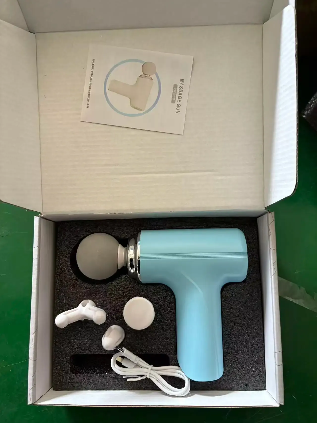 Pistolet de massage portable avec 4 têtes interchangeables et écran LED – Masseur à percussion pour le corps entier 10